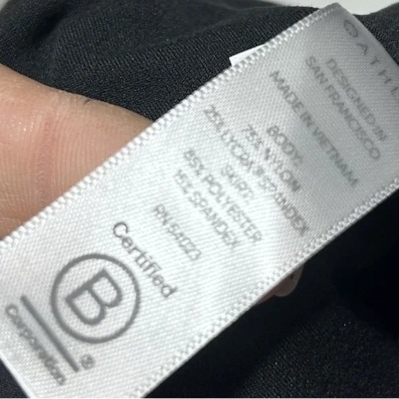 Athleta Medium Black Elation 2-in-1 High Rise Crop Capri Skirted Leggings - Picture 5 of 6